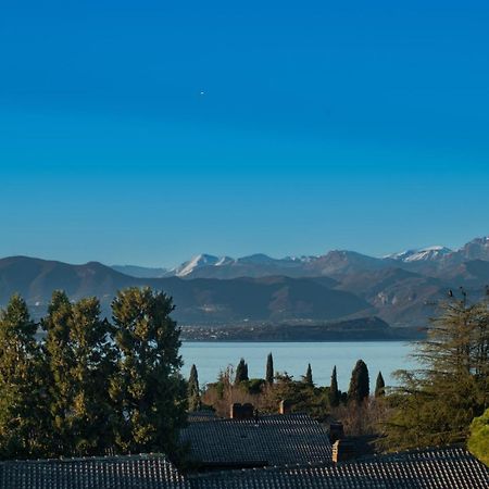 Luminoso Peschiera del Garda Exterior foto