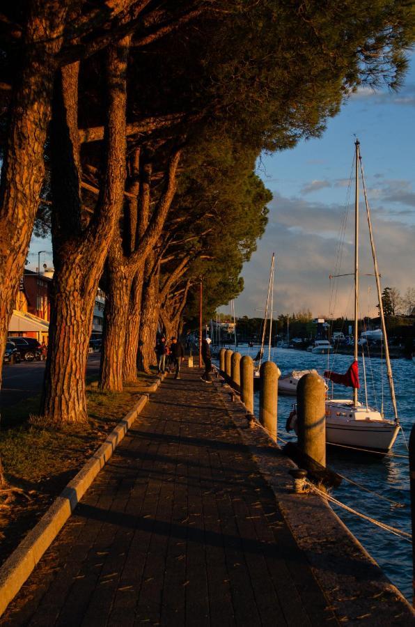 Luminoso Peschiera del Garda Exterior foto